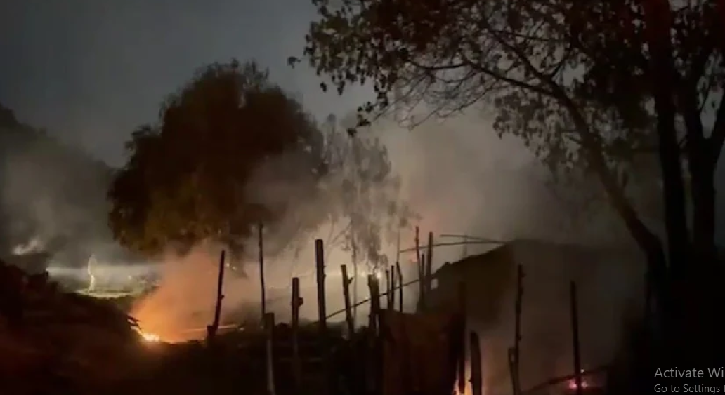 नवादा में दबंगों का आतंक, फायरिंग के बाद  दलितों के 80 घरों में लगाई आग