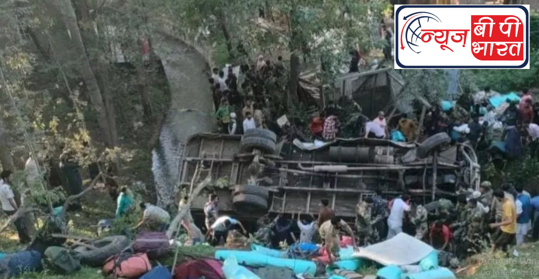 जम्मू-कश्मीर: बडगाम में बड़ा हादसा, खाई में गिरी BSF जवानों की बस, तीन की मौत, दो दर्जन से अधिक घायल।