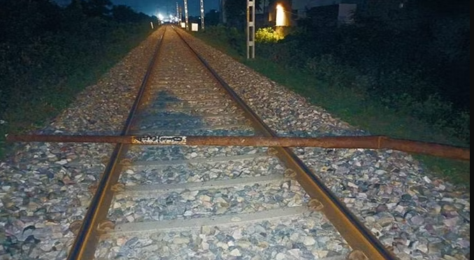 गुजरात में ट्रैक पर लोहे के टुकड़े से टकराने के बाद रोकी गई यात्री ट्रेन