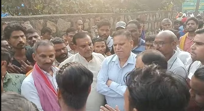 साथी की मौत पर जलकल कर्मियों ने शव रखकर काटा हंगामा