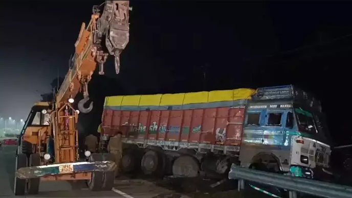 मिर्ज़ापुर में ट्रक की टक्कर से ट्रैक्टर में सवार 10 लोगों की मौत