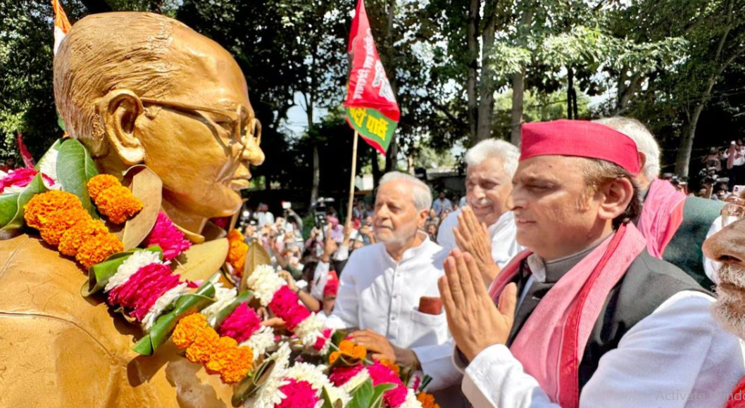 अखिलेश ने अपने आवास के बाहर जेपी नारायण की प्रतिमा पर किया माल्यार्पण