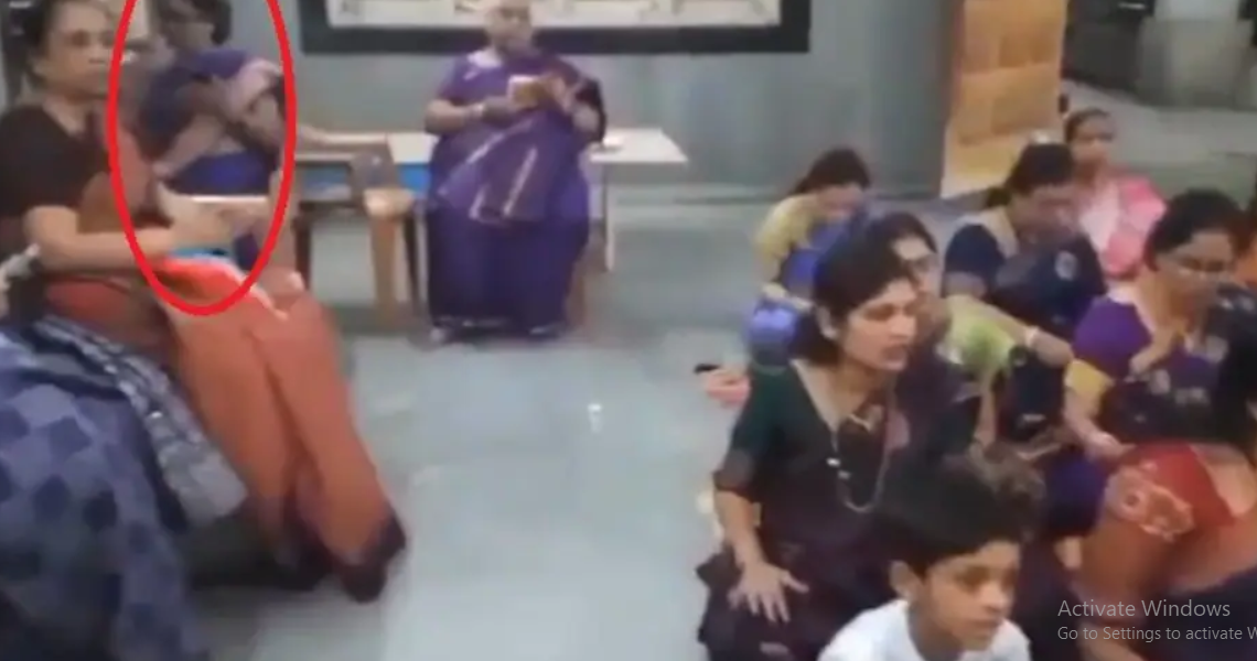 बेंगलुरु: मंदिर में प्रार्थना के दौरान चोर ने महिला के गले से खींची सोने की चेन, मौके से फरार, वीडियो हुआ वायरल