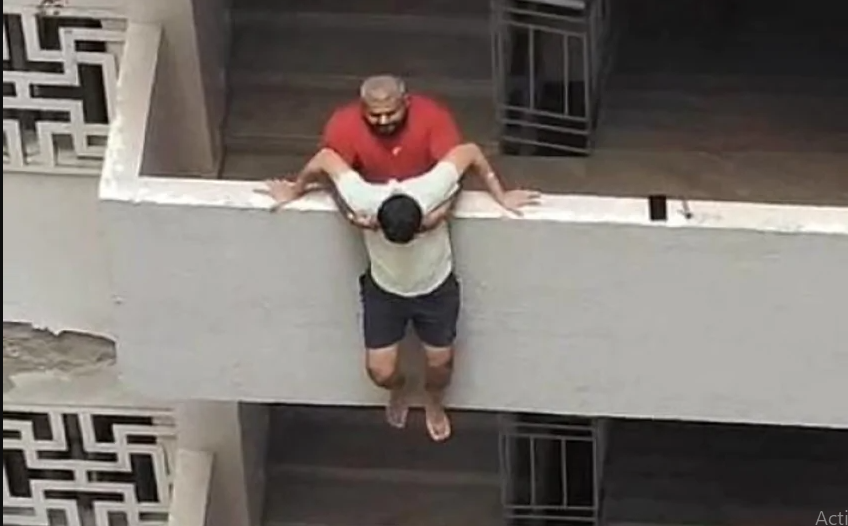 BIG BREAKING : नोएडा में युवक ने सुसाइड करने का किया प्रयास, वीडियो सोशल मीडिया पर वायरल।