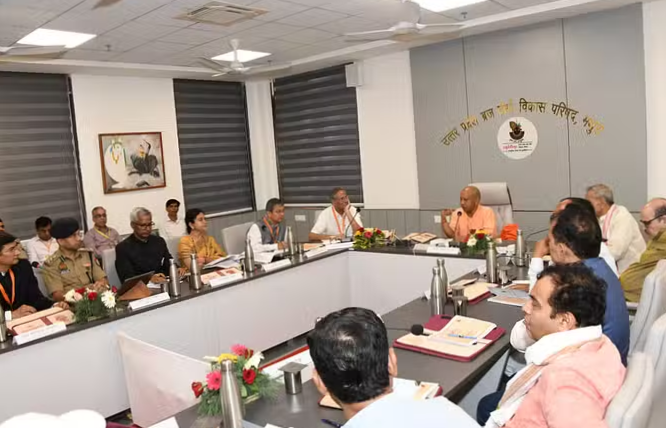 मीटिंग करने के बाद सीएम योगी पहुंचे श्री कृष्ण जन्मस्थान