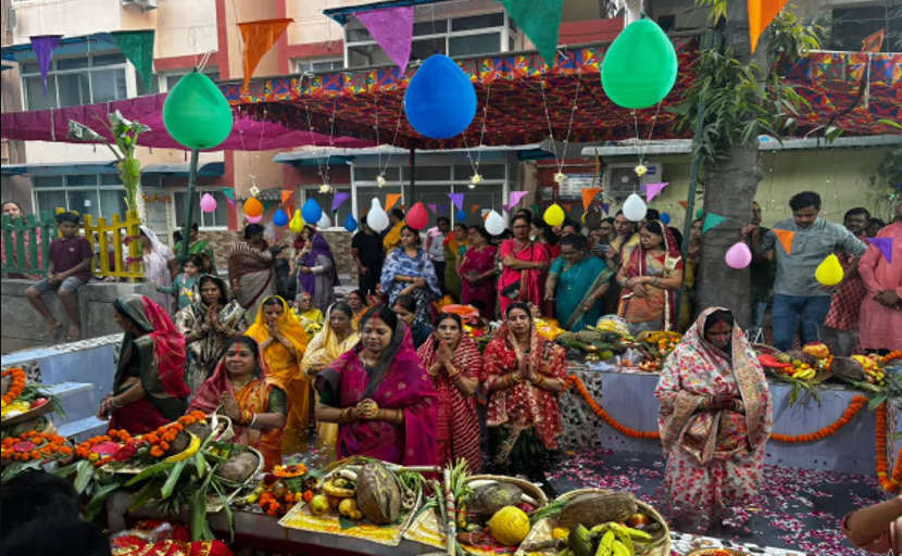 नोएडा: महिलाओं ने अस्ताचलगामी सूर्य को अर्पित किया अर्घ्य, गूंजे छठी मैया के गीत