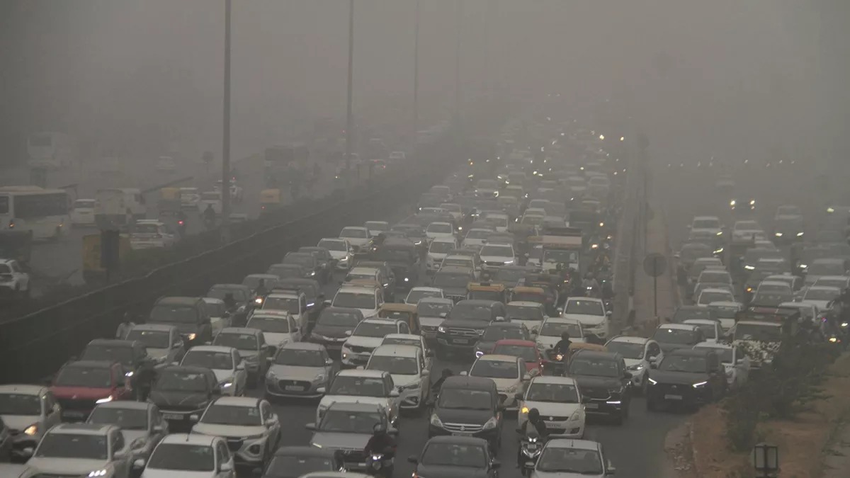 दिल्ली में जहरीली हवा, पहली बार AQI 'गंभीर' स्तर पर पहुंचा