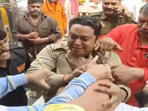 श्रद्धालु और कर्मचारियों के बीच हाथापाई