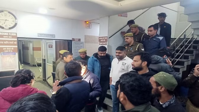 Meerut: अस्पताल में लिफ्ट गिरने से जच्चा की मौत