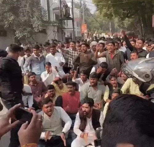 मस्जिद विवाद पर यूपी कॉलेज में छात्रों का बड़ा प्रदर्शन