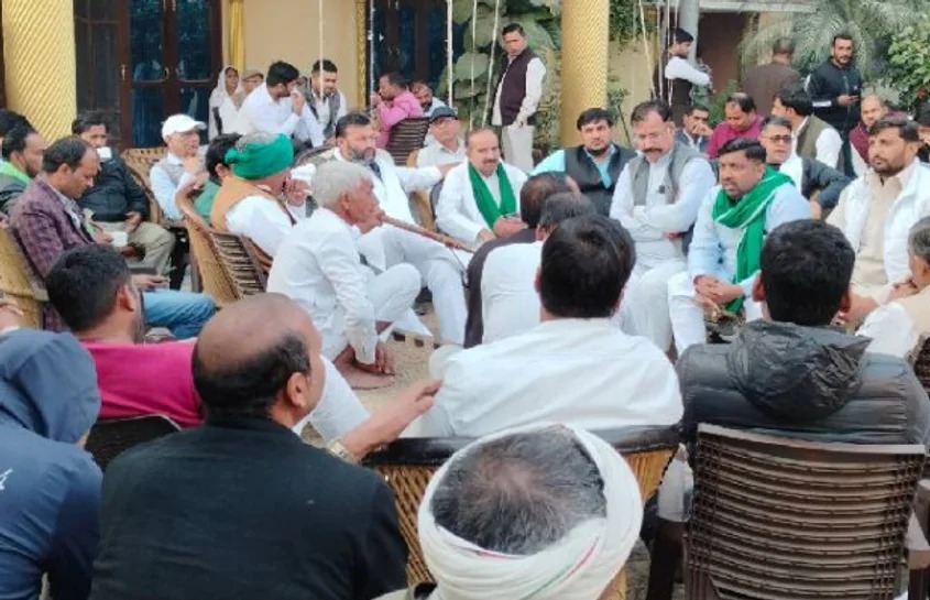 गौतमबुद्ध नगर में गिरफ्तारी के विरोध में किसानों ने की पंचायत