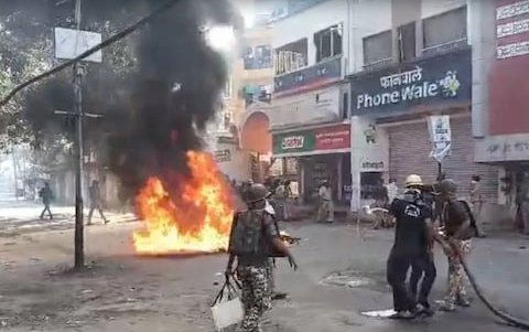 परभणी में अंबेडकर स्मारक तोड़फोड़ के विरोध में हिंसक प्रदर्शन