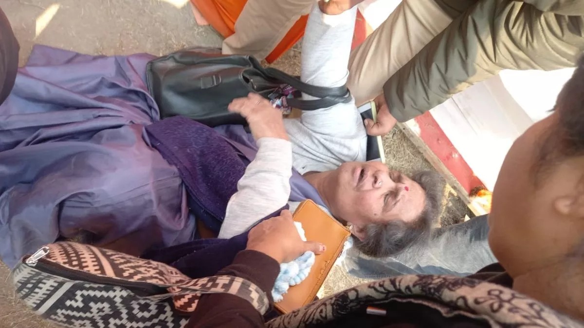 मेरठ में पंडित प्रदीप मिश्रा की कथा के दौरान दो बार मची भगदड़, कई महिलाएं श्रद्धालु घायल।