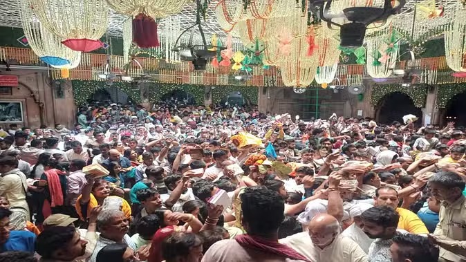 ठाकुरबांके बिहारी मंदिर में दर्शन के दौरान 3 श्रद्धालुओं की तबीयत बिगड़ी