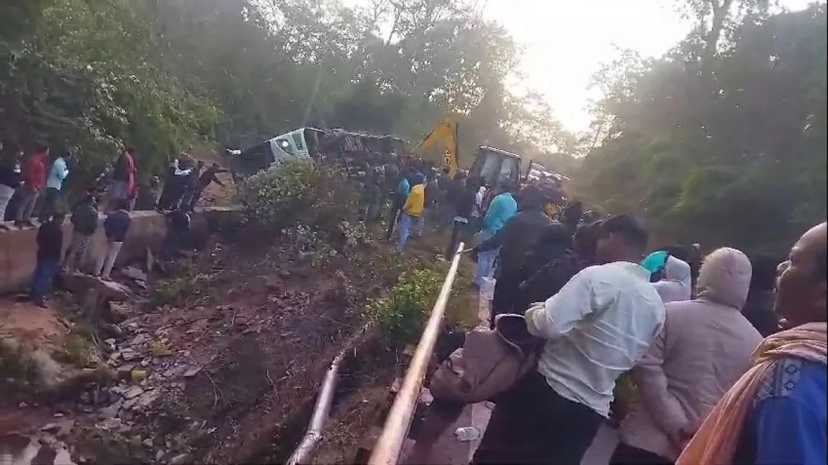 ओडिशा में बस हादसा: तीर्थयात्रियों से भरी पलटी बस, 4 की मौत; नाबालिग गंभीर रूप से घायल