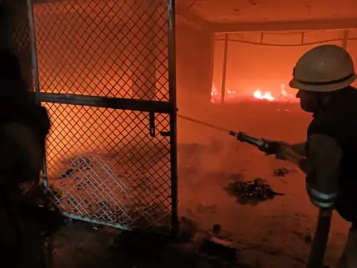 मथुरा में नमकीन गोदाम में लगी भयानक आग, 7000 पेटी जलकर राख।