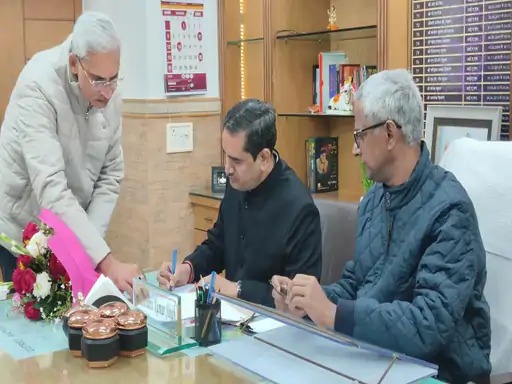 IAS चंद्र प्रकाश सिंह ने मथुरा के जिलाधिकारी पद का चार्ज लिया, दिये अधिकारियों को निर्देश