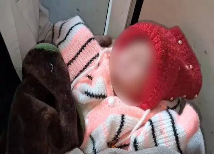 मथुरा में नवजात बच्ची सड़क किनारे पड़ी मिली