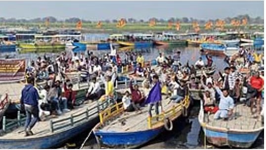 वृंदावन के केशीघाट पर नाविकों का धरना हुआ समाप्त