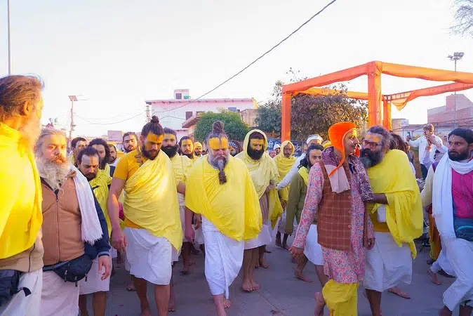 गोवर्धन में संत प्रेमानंद महाराज की परिक्रमा