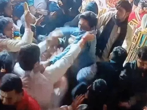 वृंदावन: बांके बिहारी मंदिर में श्रद्धालुओं और पुजारियों के बीच विवा