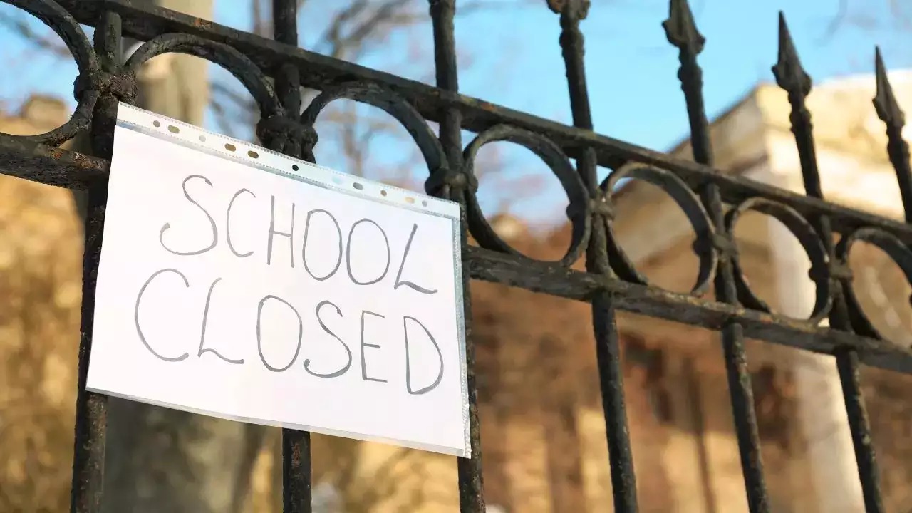 UP Schools Closed: इस जिले में फिर बंद हुए स्कूल बंद