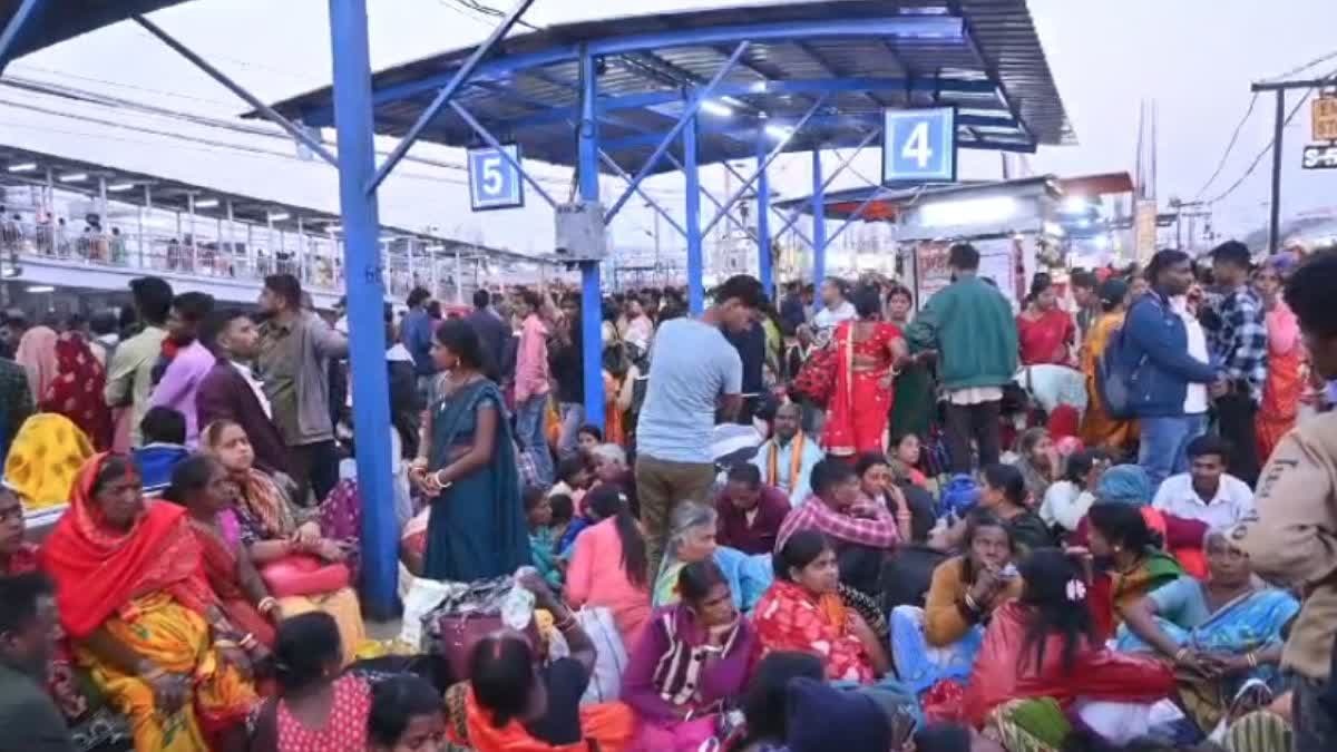 महाकुंभ 2025: वीकेंड पर महाकुंभ में उमड़ी श्रद्धालुओं की भीड़