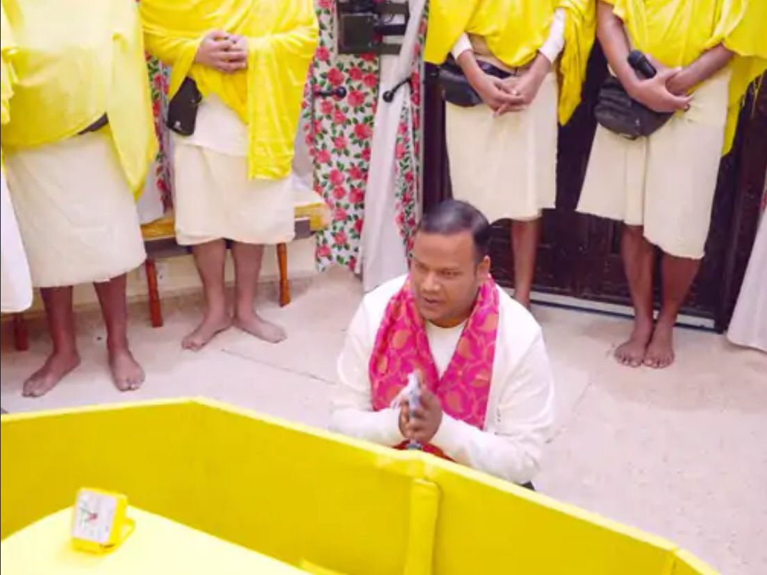 प्रेमानंद महाराज से एनआरआई ग्रीन सोसाइटी के अध्यक्ष ने मांगी माफी