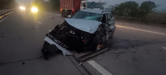 यमुना एक्सप्रेसवे पर हुआ सड़क हादसा