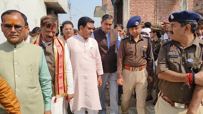 मथुरा में दलित दुल्हन बहनों के साथ मारपीट के मामले का सीएम ने लिया संज्ञान, मंत्री ने परिवार से की मुलाकात