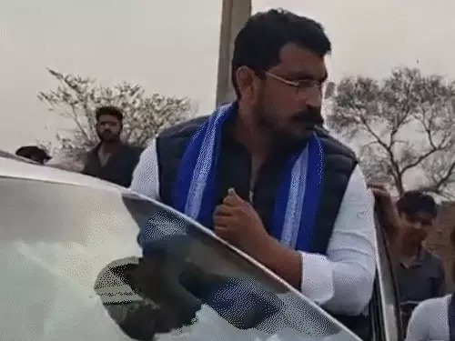 मथुरा: चंद्रशेखर आजाद के काफिले पर पथराव,