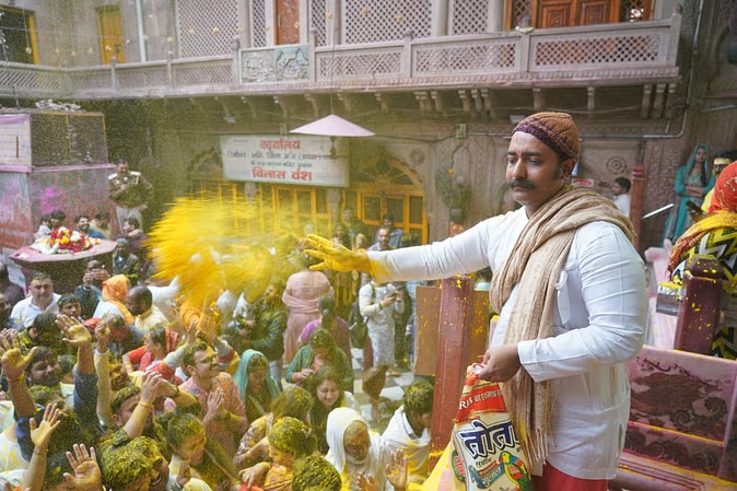 Vrindavan में फुलेरा दूज पर ठाकुर राधावल्लभ ने श्रद्धालुओं संग खेली होली