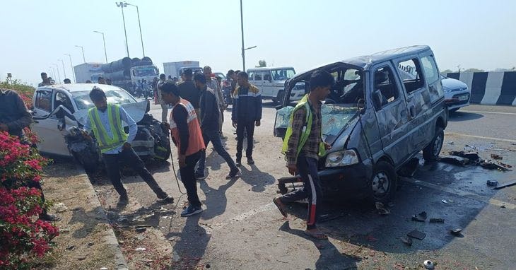 फिरोजाबाद: सिलेरियो और ईको कार की टक्कर, 2 की मौत, कई घायल