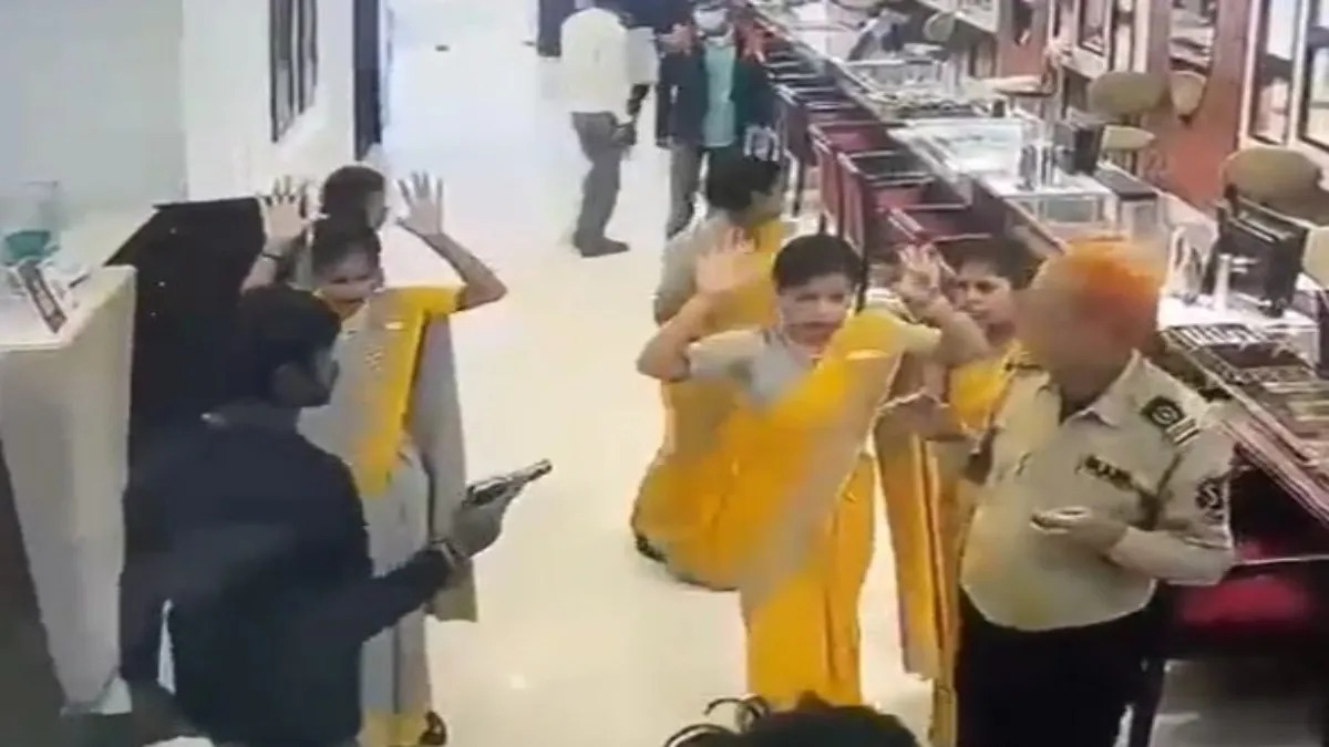 मथुरा की श्री कृष्ण जन्मभूमि में खेली गयी लट्ठमार होली