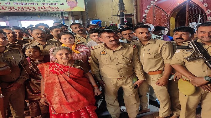 प्रधानमंत्री मोदी की पत्नी जसोदाबेन ने वृंदावन में श्रीबांकेबिहारी मंदिर में किए दर्शन