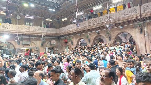 हिला ने बांकेबिहारी के दर्शन के लिए उठाया चौंकाने वाला कदम