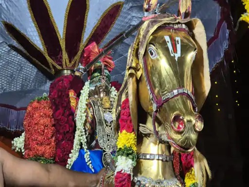 वृंदावन में ब्रह्मोत्सव: सोने के घोड़े पर सवार होकर दर्शन देने निकले भगवान रंगनाथ