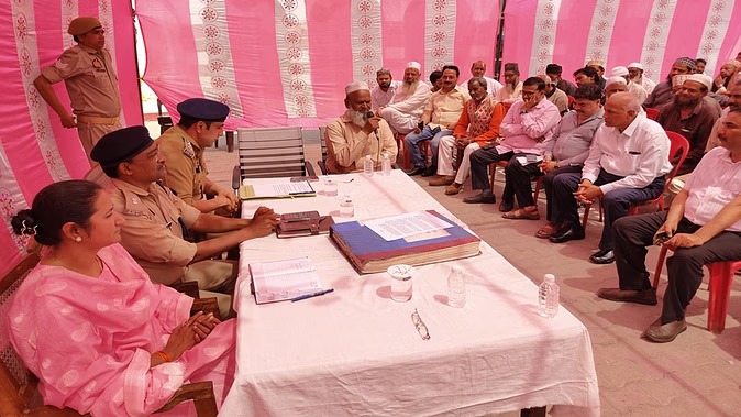 संभल में घर की छतों और सड़कों पर नमाज पढ़ने पर रोक