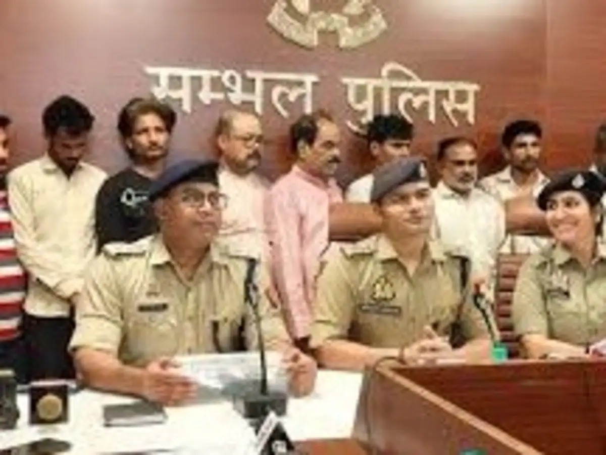 संभल में धनवर्षा गिरोह का पर्दाफाश, 200 अश्लील वीडियो बरामद