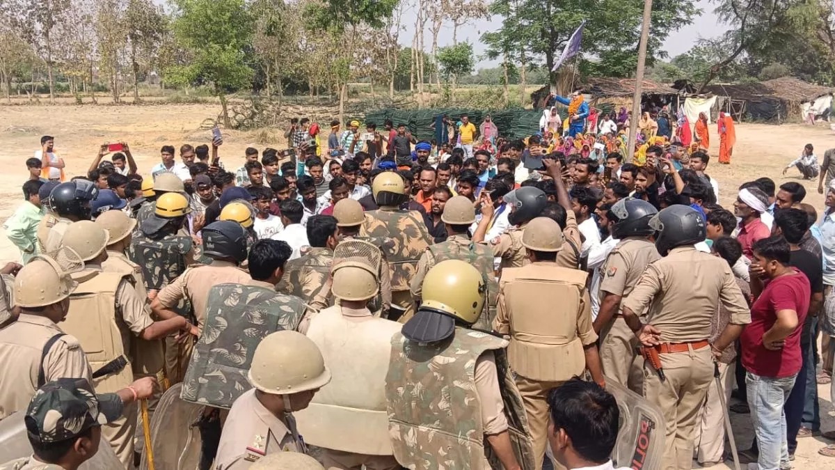 लखनऊ: आम्बेडकर प्रतिमा स्थापित करने पर बवाल, भीड़ ने किया पथराव; पथराव के बाद PAC तैनात