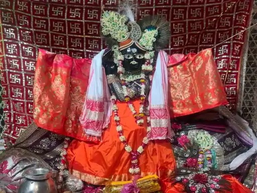 फूल बंगला में असमिया वेशभूषा में दर्शन देते नजर आए ठाकुर बांके बिहारी