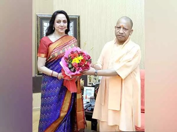 लखनऊ में सीएम योगी से मिलीं मथुरा सांसद हेमा मालिनी, मांगा 1383 करोड़ का विशेष विकास पैकेज
