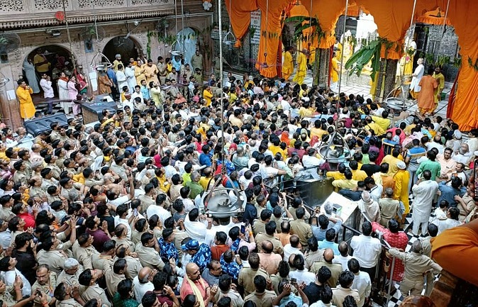 Mathura News: अक्षय तृतीया पर बांके बिहारी मंदिर में विशेष सुरक्षा व्यवस्था