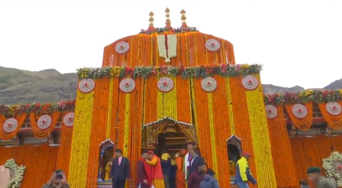 बद्रीनाथ धाम के खुले कपाट, यात्रा में मिलिट्री बैंड बजा, पारंपरिक नृत्य हुआ