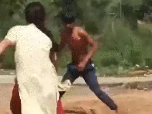 थाना राया क्षेत्र के आयराखेड़ा गांव में नाली की ईंट को लेकर पथराव और मारपीट, 9 लोग घायल,वीडियो वायरल