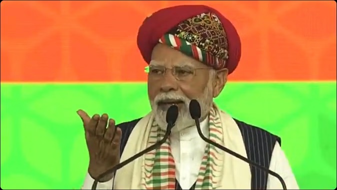 PM मोदी का गुजरात दौरा: भुज में 53,400 करोड़ की विकास परियोजनाओं का उद्घाटन, पाकिस्तान पर भी साधा निशाना