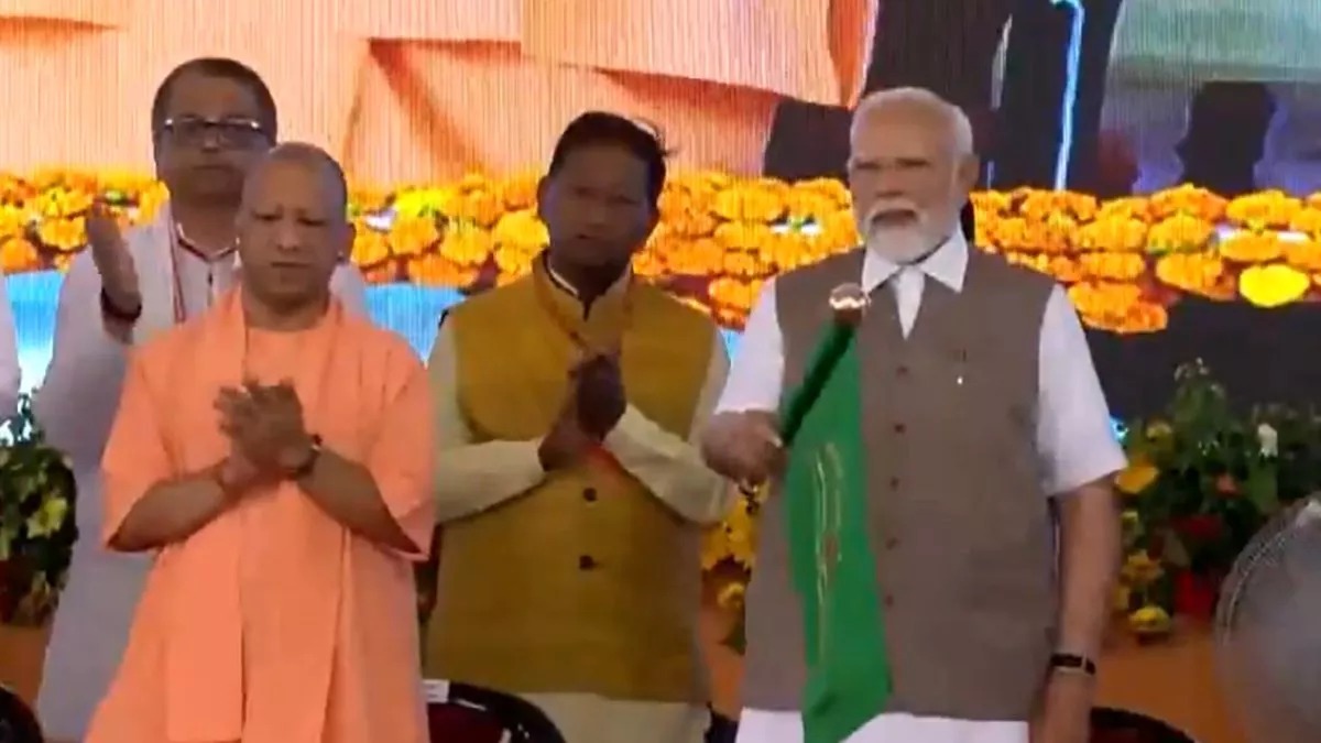 कानपुर पहुंचे पीएम मोदी