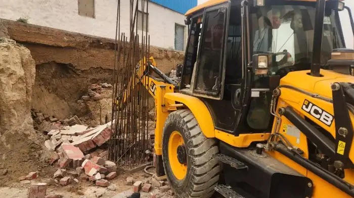 ग्रेटर नोएडा हादसा: निर्माणाधीन दीवार गिरने से 3 मजदूरों की मौत, 2 घायल- सूत्र