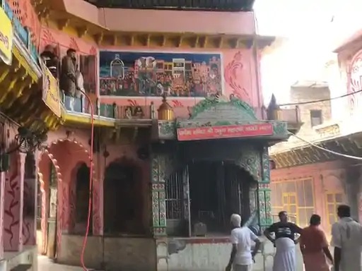 Mathura News: यमुना मंदिर के स्टोर रूम में लगी भीषण आग,  CCTV और इनवर्टर जलकर राख
