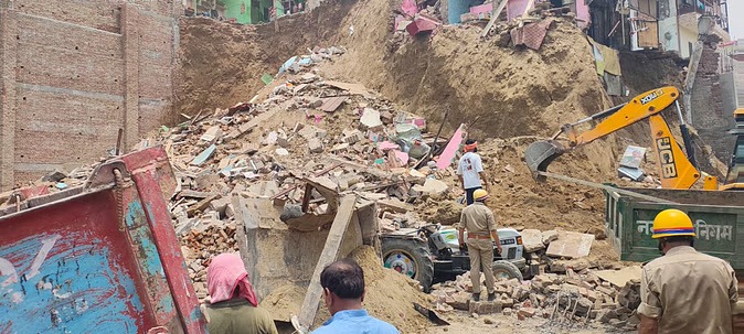 मथुरा में बड़ा हादसा: कच्चे टीले पर बना मकान ढहा